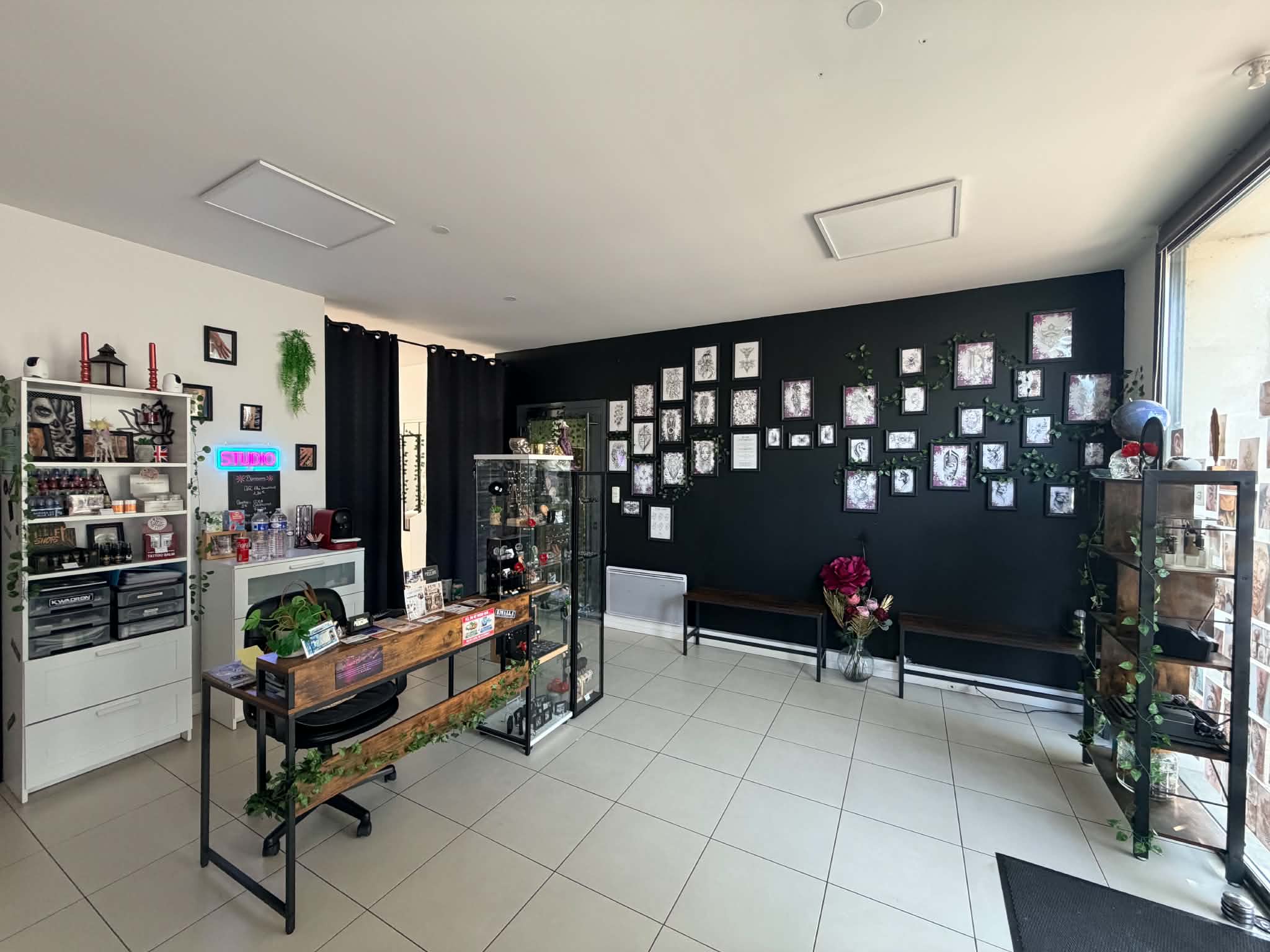 Tatoueuse réalisant un projet de tatouage à Saint-Philbert-de-Grand-Lieu
